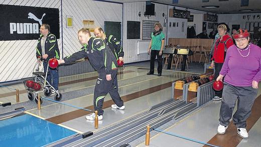 Miteinander Sport treiben: Betreute aus Maria Bildhausen können als Beitrag zur Inklusion beim TSV Großbardorf kegeln. Miteinander Sport treiben: Betreute aus Maria Bildhausen können als Beitrag zur Inklusion beim TSV Großbardorf kegeln.