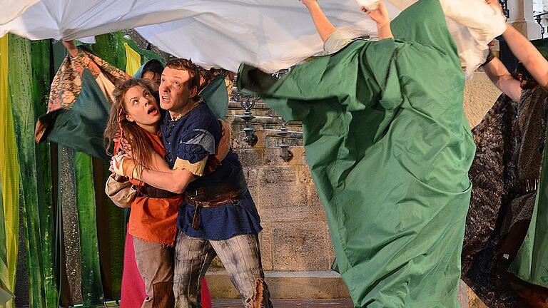&bdquo;Ronja Räubertochter&rdquo; in Maßbach: Anna Schindlbeck als Ronja, Benjamin Jorns als Birk.
