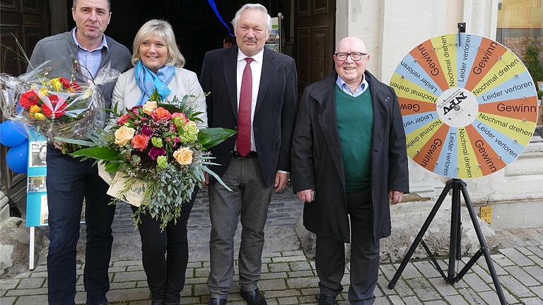 Über die Wiedereröffnung des Buch- und Schreibwarengeschäftes freuen sich (von links) Holger und Cornelia Irmscher, Bürgermeister Herbert Biebelriether und der frühere Inhaber Manfred Rauscher.