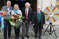 Über die Wiedereröffnung des Buch- und Schreibwarengeschäftes freuen sich (von links) Holger und Cornelia Irmscher, Bürgermeister Herbert Biebelriether und der frühere Inhaber Manfred Rauscher.