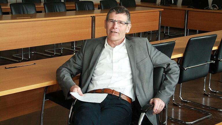 Landrat Thomas Schiebel im Sitzungssaal des Landratsamts. Landrat Thomas Schiebel im Sitzungssaal des Landratsamts.