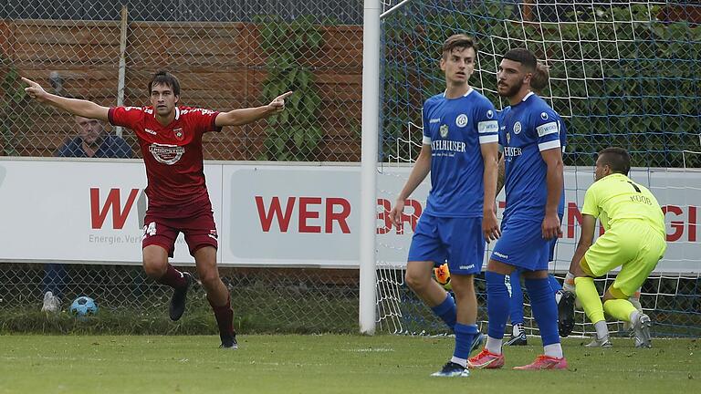 Ein Bild, das den Spielverlauf auf der Sepp-Endres-Sportanlage gut widerspiegelt: Neumarkts Christian Schrödl (links) jubelt über den Führungstreffer für sein Team, die Würzburger Defensivspieler und Torwart Andre Koob (rechts) wirken weit weniger fröhlich.