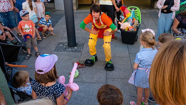 Clownine in Aktion: Eine der Attraktionen für Familien und Kinder beim Pflasterklang in der Innenstadt.