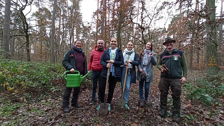 Green Girls der St.-Ursula-Schule beim Plant-for-the-Planet-Aktionstag mit v.li. Försterin Valerie Kantelberg, Bürgermeister Wilfried Saak und Revierförster Wolfgang Schölch.