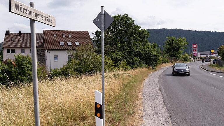 In Langenprozelten fehlt an der Würzburger Straße ein Gehweg. Seit Jahren wird darüber diskutiert, ob und wie man dort einen neuen bauen soll.