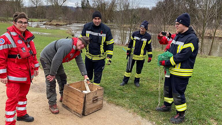 Feuerwehr, Wasserwacht und Mitarbeiter vom Wildpark Klaushof fangen den verletzten, flugunfähigen Schwan am Saale-Mäander im Kurpark ein. - Feuerwehr, Wasserwacht und Mitarbeiter vom Wildpark Klaushof fangen den verletzten, flugunfähigen Schwan am Saale-Mäander im Kurpark ein. Feuerwehr, Wasserwacht und Mitarbeiter vom Wildpark Klaushof fangen den verletzten, flugunfähigen Schwan am Saale-Mäander im Kurpark ein. - Feuerwehr, Wasserwacht und Mitarbeiter vom Wildpark Klaushof fangen den verletzten, flugunfähigen Schwan am Saale-Mäander im Kurpark ein.