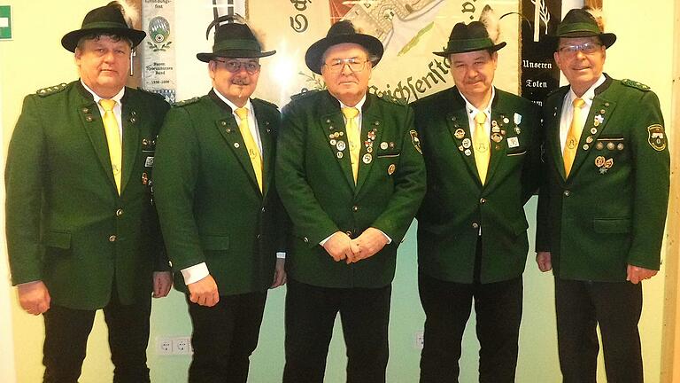 Das Foto zeigt Heinrich Strobl (1. Schützenmeister), Rene Schlehr (Kassier), Michael Ott (Schriftführer),&nbsp; Johannes Heim (Sportleiter) und Klaus Linz, 2. Schützenmeister und Ehrenschützenmeister.