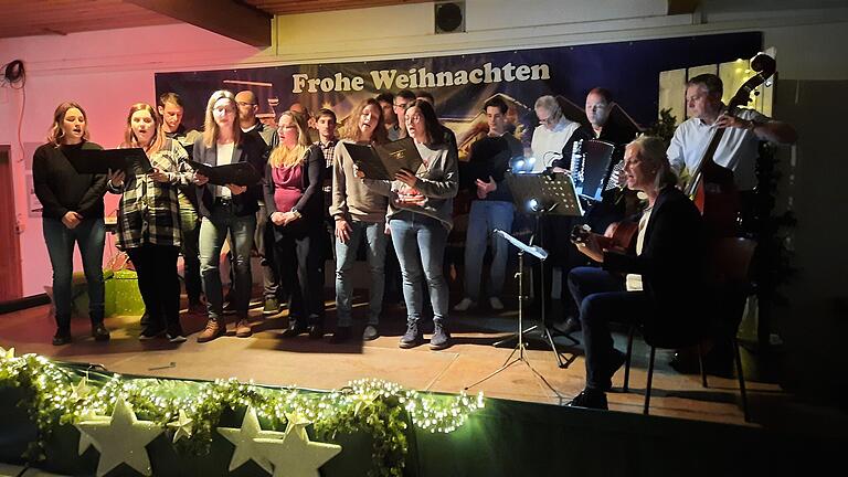 Der Chor der Handballabteilung begeisterte mit seinen Liedbeiträgen. Der Chor der Handballabteilung begeisterte mit seinen Liedbeiträgen.