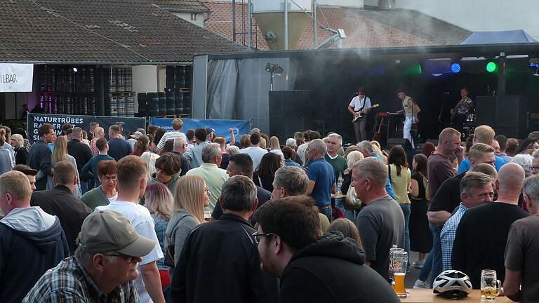 Zahlreiche Bier- und Musikliebhaber tummelten sich 2024 am Samstag im Hof der Marktheidenfelder Martinsbräu beim Open-Air-Abend. Zahlreiche Bier- und Musikliebhaber tummelten sich 2024 am Samstag im Hof der Marktheidenfelder Martinsbräu beim Open-Air-Abend.