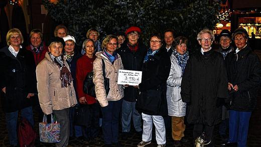 Warmer Geldsegen: Die Lohrer Hausfrauen spendeten für das „Goldene Herz“. In der Bildmitte die Gruppensprecherin Adele Hauck, die den Scheck an die stellvertretende Vorsitzende Ulla Menzel (rechts von ihr) und an Schriftführerin Lydia Albert (links von ihr) übergibt. Warmer Geldsegen: Die Lohrer Hausfrauen spendeten für das „Goldene Herz“. In der Bildmitte die Gruppensprecherin Adele Hauck, die den Scheck an die stellvertretende Vorsitzende Ulla Menzel (rechts von ihr) und an Schriftführerin Lydia Albert (links von ihr) übergibt.