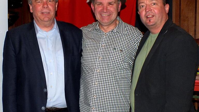 Die Begrüßung der Gäste beim Kabarettabend mit Fredi Breunig (Mitte) des SPD-Kreisverbandes nahmen SPD-Kreisvorsitzender Wolfgang Brühl (rechts) und der Sander Bürgermeister und SPD-Bezirksrat Bernhard Ruß (links) vor. Die Begrüßung der Gäste beim Kabarettabend mit Fredi Breunig (Mitte) des SPD-Kreisverbandes nahmen SPD-Kreisvorsitzender Wolfgang Brühl (rechts) und der Sander Bürgermeister und SPD-Bezirksrat Bernhard Ruß (links) vor.