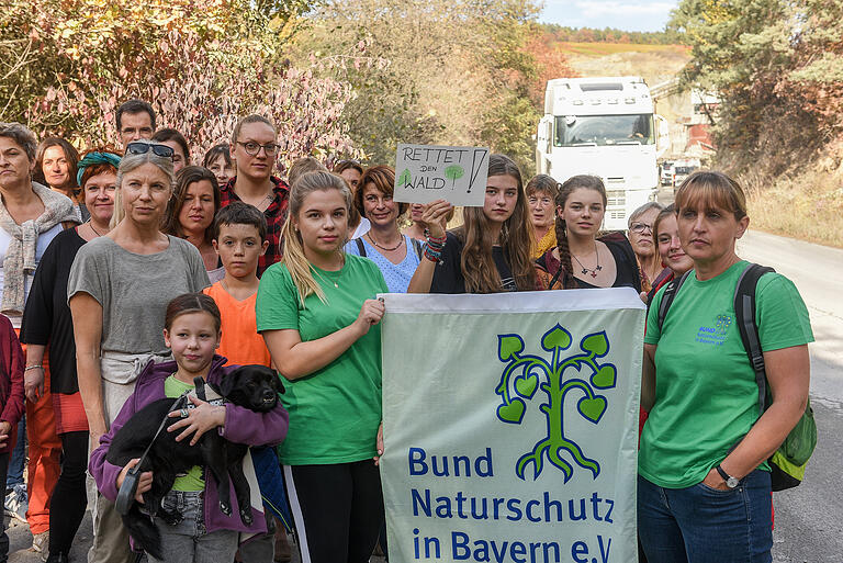 Trotz Rodungsstopp fallen fünf Hektar Wald       -  Thüngersheimer protestieren gegen die Rodungen und wollen den Wald retten.