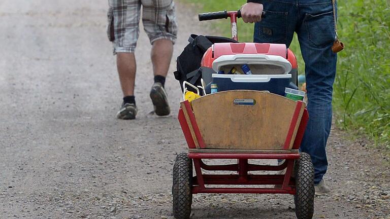 Was kann man heuer am Vatertag machen? Bollerwagen füllen und mit vielen Freunden losmarschieren, wie früher, geht nicht. Wir fragten bei einigen Vätern aus Rhön-Grabfeld nach.