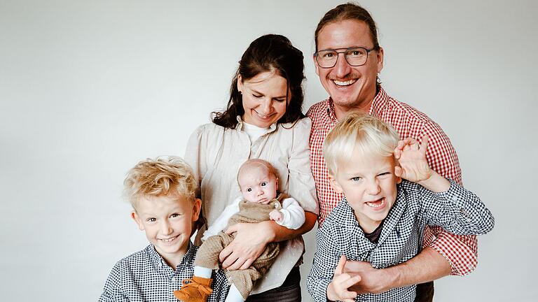 Eine bestens gelaunte Familie Lenhard beim Fototermin.