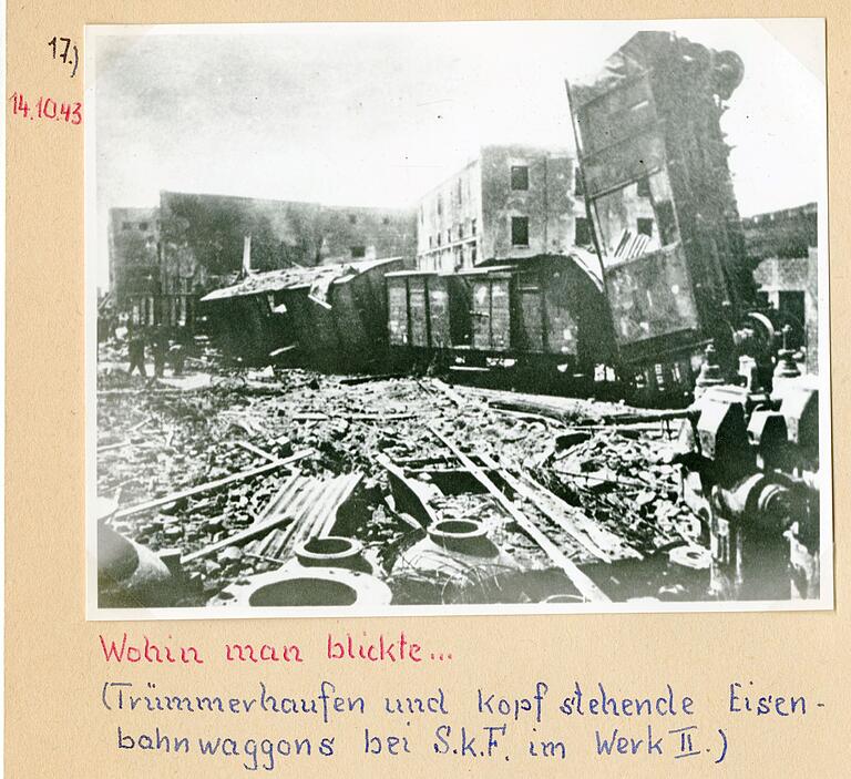 Ein zeitgenössisches Foto nach dem Oktober-Luftangriff, aus dem Album von Hans Uhlenhuth, der die Zerstörungen offiziell dokumentieren sollte. Ein zeitgenössisches Foto nach dem Oktober-Luftangriff, aus dem Album von Hans Uhlenhuth, der die Zerstörungen offiziell dokumentieren sollte.