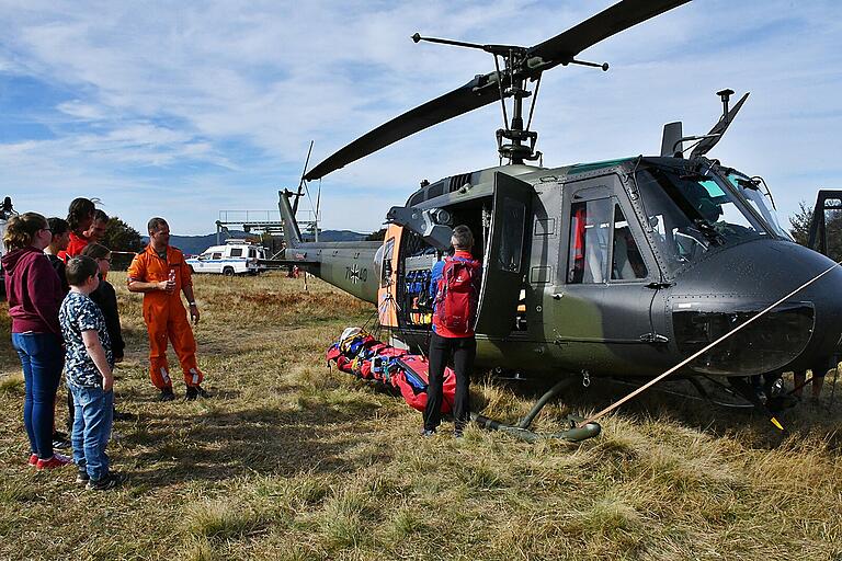 Die Ausstellung und hier der SAR Hubschrauber war ein besonderer Anziehungspunkt. Die Ausstellung und hier der SAR Hubschrauber war ein besonderer Anziehungspunkt.
