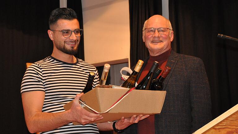 Mohammed Abbas (links), einer der ersten syrischen Flüchtlinge in Hofheim, bedankte sich bei Bürgermeister Wolfgang Borst mit einem Geschenkkorb. Mohammed Abbas (links), einer der ersten syrischen Flüchtlinge in Hofheim, bedankte sich bei Bürgermeister Wolfgang Borst mit einem Geschenkkorb.
