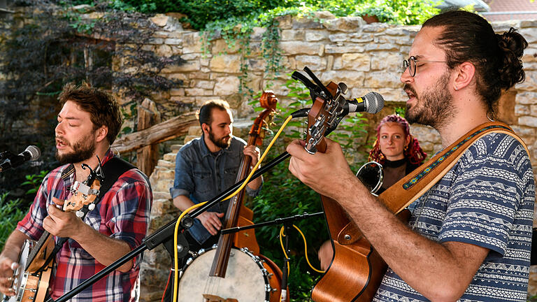 Die Hummingbyrds spielten auf dem Vorplatz der Kulturscheune. 2018 hatten sie sich anlässlich des Würzburger Stramus gegründet.