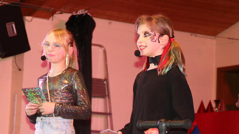 Eine Premiere in der Sulzler Fosenocht war der Auftritt der Nachwuchs-Büttenrednerinnen Emma Glöckner und Luisa Halbig in der Kinderbütt. - Eine Premiere in der Sulzler Fosenocht war der Auftritt der Nachwuchs-Büttenrednerinnen Emma Glöckner und Luisa Halbig in der Kinderbütt. Eine Premiere in der Sulzler Fosenocht war der Auftritt der Nachwuchs-Büttenrednerinnen Emma Glöckner und Luisa Halbig in der Kinderbütt. - Eine Premiere in der Sulzler Fosenocht war der Auftritt der Nachwuchs-Büttenrednerinnen Emma Glöckner und Luisa Halbig in der Kinderbütt.