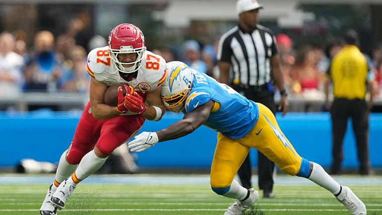 Los Angeles Chargers - Kansas City Chiefs       -  Travis Kelce (l) von den Kansas City Chiefs wird von Denzel Perryman von den Los Angeles Chargers gestoppt.