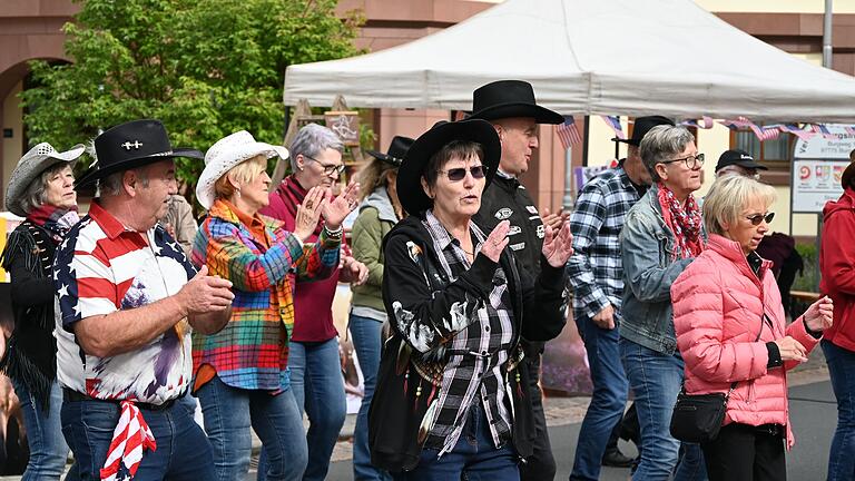 Auch eine Line-Dance-Vorführung gab es am Wochenende in Burgsinn. Auch eine Line-Dance-Vorführung gab es am Wochenende in Burgsinn.