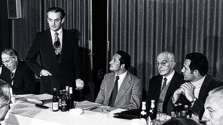 Eine der ersten Vorstandssitzungen des BNUD, wie er damals hieß: (von links) Bodo Manstein, Herbert Gruhl, Hubert Weinzierl, Bernhard Grzimek und Helmut Steininger im Jahre 1975 in der &bdquo;Schönen Aussicht&ldquo; in Marktheidenfeld.