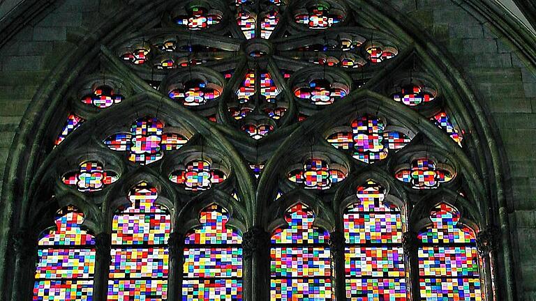 Richter-Fenster im Kölner Dom       -  Farbenspiel statt realistischer Heiliger: Richter-Fenster im Kölner Dom.