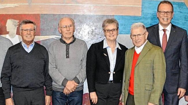 Ehrungen bei den Eigenheimern: Im Bild (von links) Ruth Nöth (Schriftführerin), Günther Zeitner (Ehrenvorstand), Bernhard Siebenhaar (zweiter Vorsitzender) ,Siegfried Seit (25 Jahre Mitglied), Ilse Thierbach (50 Jahre), Otto Heil (50 Jahre), Alexander Fehn (Vorsitzender) und Referent Hans-Dieter Kutter.