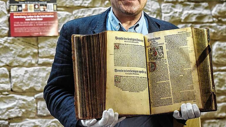 Heiner Arzet präsentiert eine sogenannte Dietenberger-Bibel von 1534. Auch dieses Buch ist bei einer Bibelausstellung in den Räumen der Vineyard Gemeinde in der Beethovenstraße zu sehen.