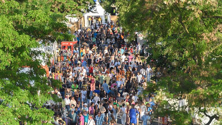 Zahlreiche Menschen waren bei sommerlichen Temperaturen auf dem Festivalgelände unterwegs.