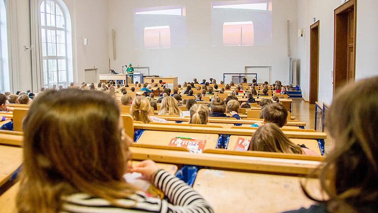 Die Veranstaltungen der Kinderuni finden in der Neuen Universität am Sanderring statt. Die Veranstaltungen der Kinderuni finden in der Neuen Universität am Sanderring statt.