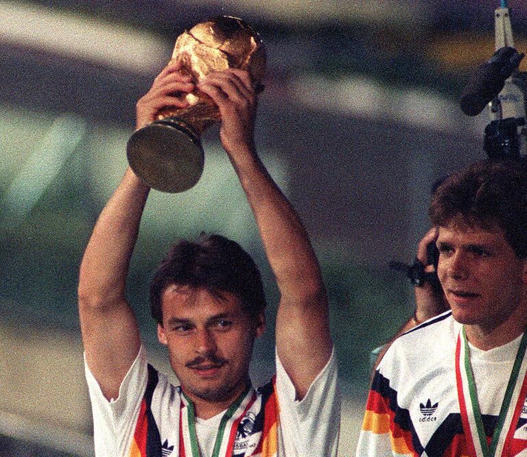 Weltmeister 1990: Olaf Thon reckt den Pokal in die Höhe.