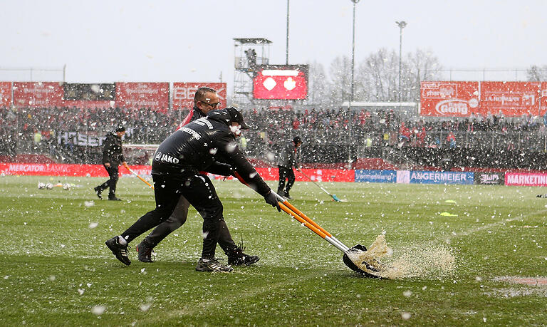 Helfer versuchten vor Spielbeginn etwas Wasser vom Platz zu bringen. Die Partie am Dallenberg begann aufgrund der Witterung mit einer halben Stunde Verspätung.