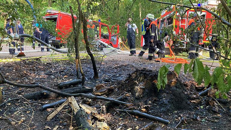 In den Wäldern um Mühlbach, Zellingen und Stadelhofen kam es Ende Juli zu mehreren kleinen Bränden. Die Polizei Karlstadt nahm die Ermittlungen auf. Im Bild: Einer der Einsätze bei Stadelhofen.