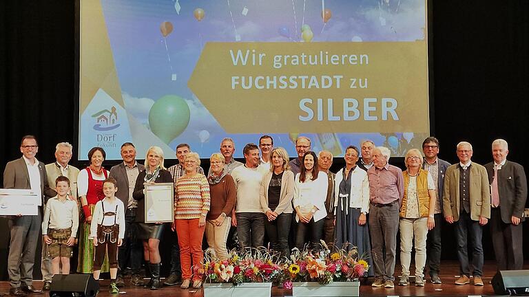 Fuchsstadt im Saaletal errang eine Silbermedaille. Im Bild die Fuchsstädter Delegation mit Bürgermeister René Gerner (links) bei der Auszeichnung in den Veitshöchheimer Mainfrankensälen.