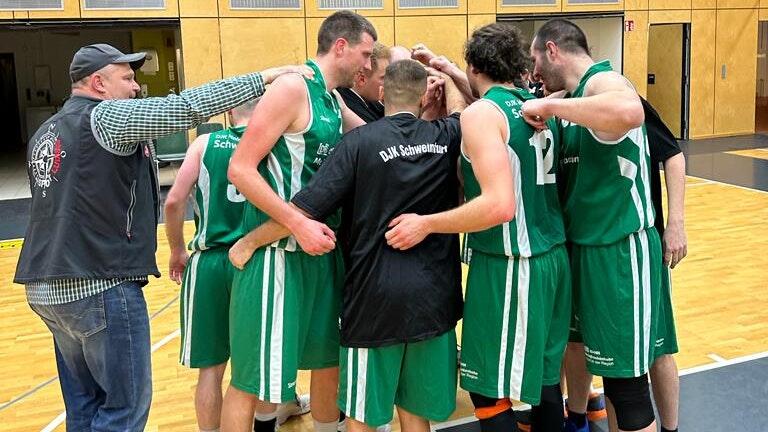 Die DJK Schweinfurt bejubelte nach Spielschluss die erfolgreiche Titelverteidigung in der Basketball-Bayernliga.