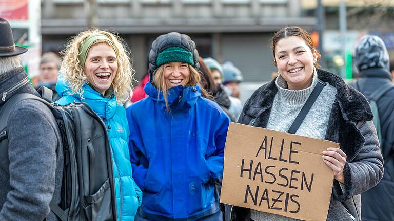 Demo für ein AFD-Verbot       -  Unter dem Motto „Nie wieder ist jetzt“ demonstrieren am Dienstag (16.01.24) zahlreiche Menschen in Würzburg am Hauptbahnhof für ein Verbot der AFD.