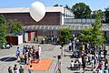 Der Wetterballon schwebt gleich auf dem Weg zur Stratosphäre. In 36 Kilometern Höhe wird er platzen und die Box mit den Daten am Fallschirm zur Erde gleiten.