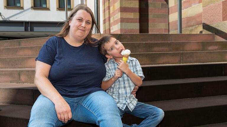 Max Rückert (6) und Mama Christina aus Thüngen (Lkr. Main-Spessart) freuen sich in den Sommerferien auf eine erholsame Zeit. Max Rückert (6) und Mama Christina aus Thüngen (Lkr. Main-Spessart) freuen sich in den Sommerferien auf eine erholsame Zeit. 