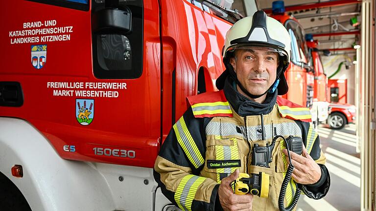 Christian Aschermann ist seit Jahrzehnten bei der Freiwilligen Feuerwehr Wiesentheid aktiv. Sein Amt als Kreisbrandmeister hat er jetzt abgegeben. Christian Aschermann ist seit Jahrzehnten bei der Freiwilligen Feuerwehr Wiesentheid aktiv. Sein Amt als Kreisbrandmeister hat er jetzt abgegeben.