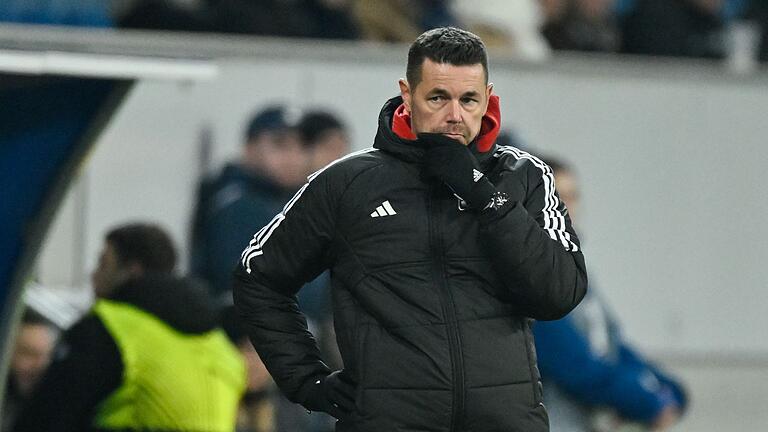 OIympique Lyons Trainer Pierre Sage       -  OIympique Lyon und Coach Pierre Sage stehen wegen Finanzvergehen vor einer heftigen Strafe.