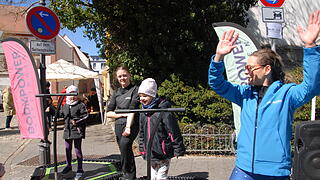 Viel geboten war beim Kitzinger Frühling 2025, der sich mit der Automeile. Musik und vielen Ständen durch die ganze Kitzinger Innenstadt zog. Bei strahlendem Sonnenschein und kühlem Wind waren viele Menschen unterwegs und nutzten den verkaufsoffenen Sonntag zum Bummeln.