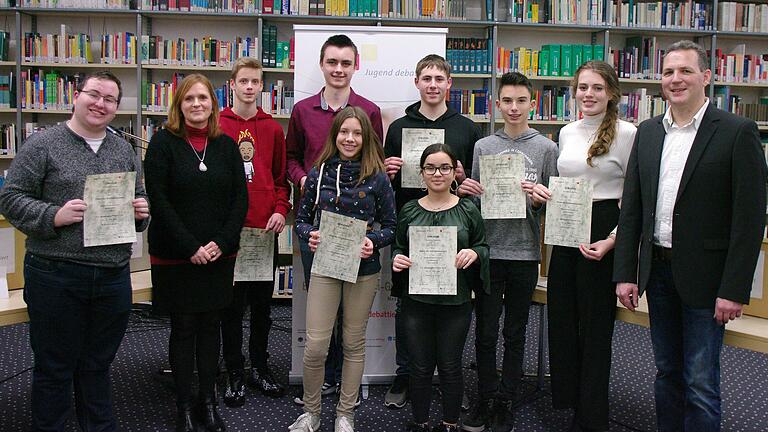 Die Finalteilnehmer und Projektlehrer von 'Jugend debattiert' der Altersklassen I und II am BNG: Marcel Friedrich, Ariadne Davin-Vierhaus, Marcel Wenzel, Lukas Kern, Eva Schweigert, Luis Weidmann, Dilara Karaduman, Noah Klühspies, Isabel Ehehalt und Holger Seidel.