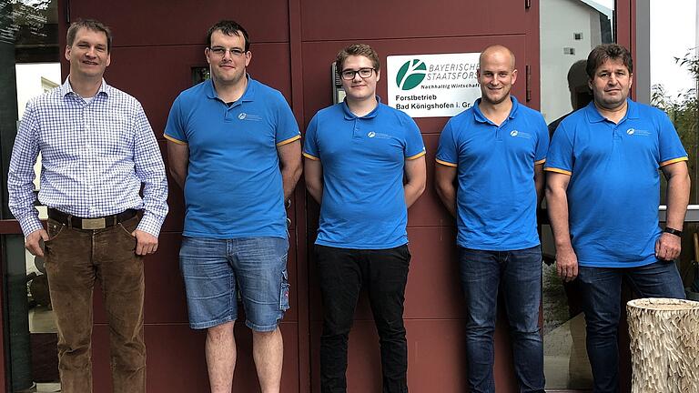 Stolz auf die abgeschlossene Ausbildung (von links): Sebastian Höllerl (Forstbetriebsleiter), Markus Rettelbach, Linus Behr, Jörg Arnold und Bernhard Gensler (Ausbilder). Stolz auf die abgeschlossene Ausbildung (von links): Sebastian Höllerl (Forstbetriebsleiter), Markus Rettelbach, Linus Behr, Jörg Arnold und Bernhard Gensler (Ausbilder).