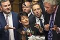 Debatte im britischen Unterhaus       -  Abgeordnete drängen sich um Parlamentspräsident John Bercow (rechts). Der Sprecher des britischen Unterhauses will spätestens am 31. Oktober von seinem Amt zurücktreten.