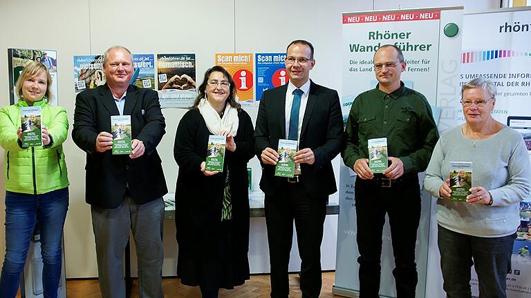 Der neue Wanderführer „Rhön-Rundwege – Thüringer Rhön“ wurde in Geisa vorgestellt. Das Bild zeigt (von links) Alexandra Danz-Fleck (Rhön GmbH), Stefan Dehler (Inhaber Dehler Design Medienverlag), Regina Filler (Rhönforum Geisa), Geisas Bürgermeister Martin Henkel, Silvio Hartmann, Bürgermeister von Rosa, und Marianne Oechsner (Rhönklub). Der neue Wanderführer „Rhön-Rundwege – Thüringer Rhön“ wurde in Geisa vorgestellt. Das Bild zeigt (von links) Alexandra Danz-Fleck (Rhön GmbH), Stefan Dehler (Inhaber Dehler Design Medienverlag), Regina Filler (Rhönforum Geisa), Geisas Bürgermeister Martin Henkel, Silvio Hartmann, Bürgermeister von Rosa, und Marianne Oechsner (Rhönklub).