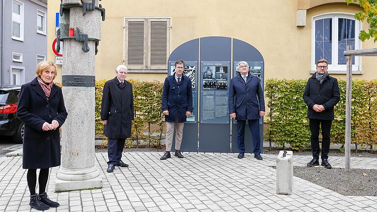 Ein Beton-Koffer erinnert an die aus Heidingsfeld deportierten Juden. Benita Stolz, Josef Schuster, Christian Schuchardt, Johann Schweiger und Achim Könneke (von links) gehörten zu den ersten Besuchern am DenkOrt . Ein Beton-Koffer erinnert an die aus Heidingsfeld deportierten Juden. Benita Stolz, Josef Schuster, Christian Schuchardt, Johann Schweiger und Achim Könneke (von links) gehörten zu den ersten Besuchern am DenkOrt .
