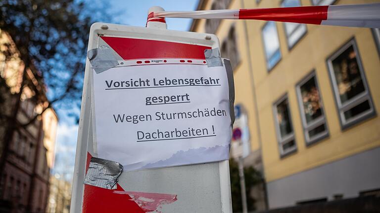 Lebensgefahr: Mit dieser Warnung sind Gehwege und Parkplätze rund um das Gebäude des Siebold-Gymnasiums gesperrt.