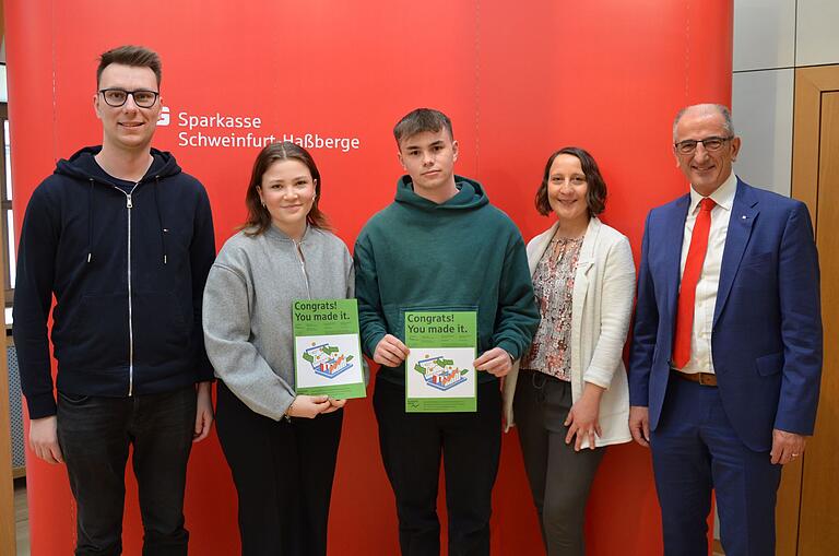 Das Foto zeigt  das erstplatzierte Team im Ranking Nachhaltigkeit vom Regiomontanus Gymnasium Haßfurt:&nbsp; Lehrer Alexander Dittrich (von links), Christina Müller, Maximilian Müller (Team „RoadToPrivatinsolvenz“), Kathrin Mehrl (Spielleiterin) und Roberto Nernosi (Vorstandsmitglied).