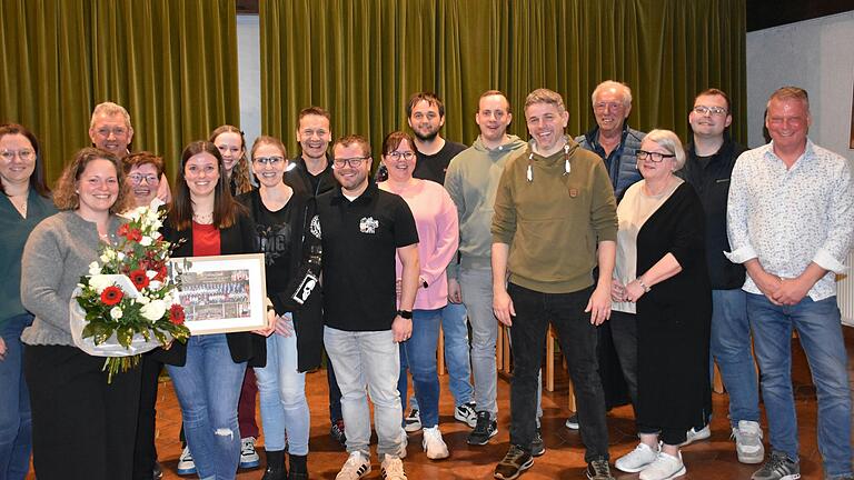 Die Vorstanschaft des Musikvereins (von links): Katrin Diel, Annika Blank, Klaus Welzenbach, Conny Lang, Lena Welzenbach, Klara Ruppert, Jasmin Wiesner, Andreas Küber, Andreas Wirth, Nadja Schmitt, Bernd Geßner, Stefan Schelbert, Sebastian Wirthmann, Armin Walter, Christiane Mai, Lukas Walter, Wolfram Lutz. Es fehlt Christian Walter.
